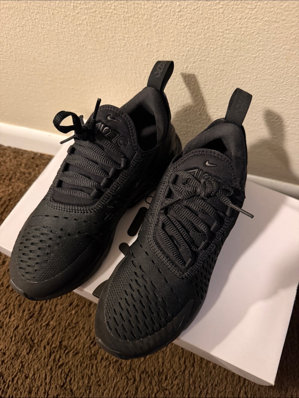 Nike women’s Black Low-Top Sneakers